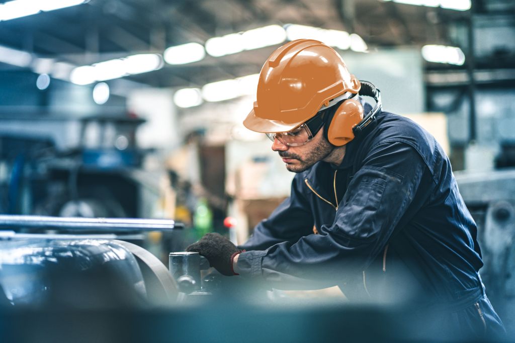 Herramientas básicas de construcción, casco, guantes, paletas